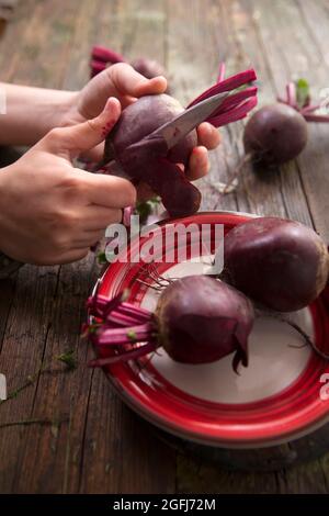 Presentazione di foto del momento quando si Pelare le barbabietole Foto Stock