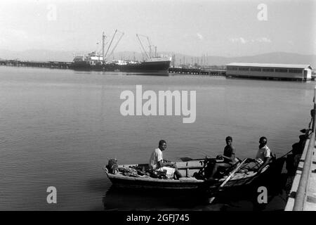 Fischer bei der Arbeit im Hafen von Port-au-Prince, Haiti, 1966. Pescatori al lavoro nel porto marittimo di Port-au-Prince, Haiti, 1966. Foto Stock