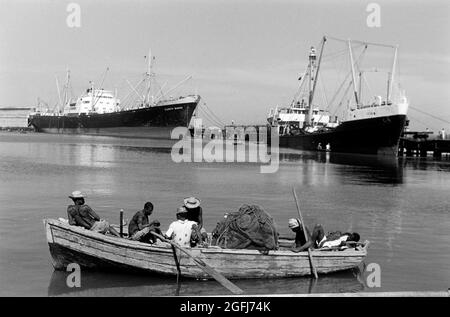 Fischer bei der Arbeit im Hafen von Port-au-Prince, Haiti, 1966. Pescatori al lavoro nel porto marittimo di Port-au-Prince, Haiti, 1966. Foto Stock