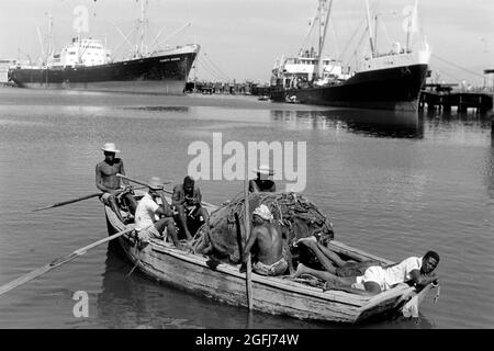 Fischer bei der Arbeit im Hafen von Port-au-Prince, Haiti, 1966. Pescatori al lavoro nel porto marittimo di Port-au-Prince, Haiti, 1966. Foto Stock