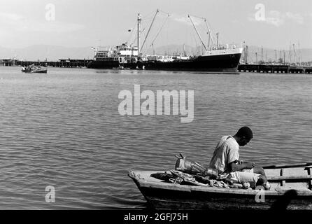 Fischer bei der Arbeit im Hafen von Port-au-Prince, Haiti, 1966. Pescatori al lavoro nel porto marittimo di Port-au-Prince, Haiti, 1966. Foto Stock