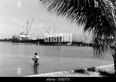 Fischer bei der Arbeit im Hafen von Port-au-Prince, Haiti, 1966. Pescatori al lavoro nel porto marittimo di Port-au-Prince, Haiti, 1966. Foto Stock