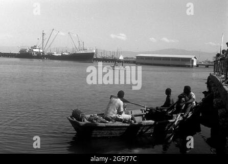 Fischer bei der Arbeit im Hafen von Port-au-Prince, Haiti, 1966. Pescatori al lavoro nel porto marittimo di Port-au-Prince, Haiti, 1966. Foto Stock