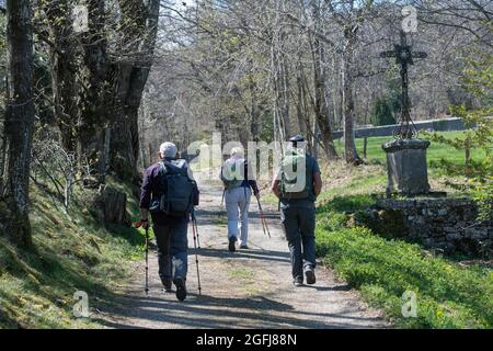 Coppia di escursionisti senior nei pressi di Alboussiere, nel dipartimento di Ardeche (Francia sud-orientale) Foto Stock