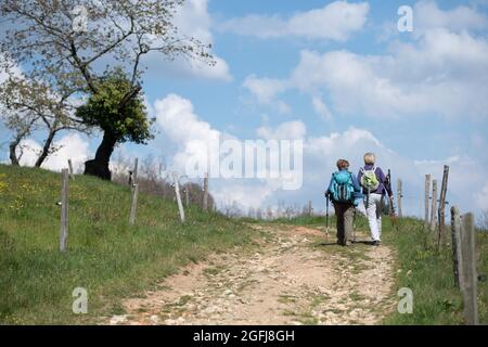 Donne, escursionisti senior nei pressi di Alboussiere, nel dipartimento di Ardeche (Francia sud-orientale) Foto Stock