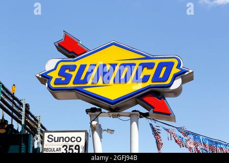 Segnaletica della stazione di servizio Sunoco su un palo contro un cielo blu soleggiato. Foto Stock