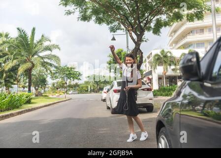 Donna felice di heling taxi nel centro della città Foto Stock