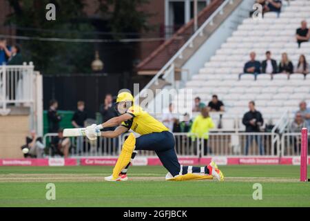 Nottingham, Nottinghamshire, Inghilterra, Regno Unito. 25 ago 2021. D'Arcy batte per i falchi dell'Hampshire nelle finali del quartiere T20 di Vitality Blast contro i fuorilegge dei Notts alla tarda serata illuminata Trent Bridge Cricket Ground. Credit: Alan Beastall/Alamy Live News. Foto Stock