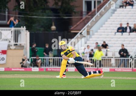 Nottingham, Nottinghamshire, Inghilterra, Regno Unito. 25 ago, 2021.D'Arcy breve batting per l'Hampshire Hawks in Vitality Blast T20 Quarter Finals contro Notts Outlaws alla tarda serata illuminato Trent Bridge cricket Ground. Credit: Alan Beastall/Alamy Live News. Foto Stock