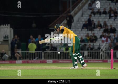 Nottingham, Nottinghamshire, Inghilterra, Regno Unito. 25 ago 2021. Alex Hales batte per i Notts Outlaws nelle finali del quartiere T20 di Vitality Blast contro gli Hampshire Hawks al campo di cricket Trent Bridge illuminato a tarda sera. Credit: Alan Beastall/Alamy Live News. Foto Stock