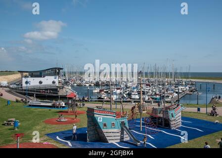 Oudeschild, Texel, Paesi Bassi. Agosto 13, 2021. Il porto di Oudeschild sull'isola di Texel. Foto di alta qualità Foto Stock