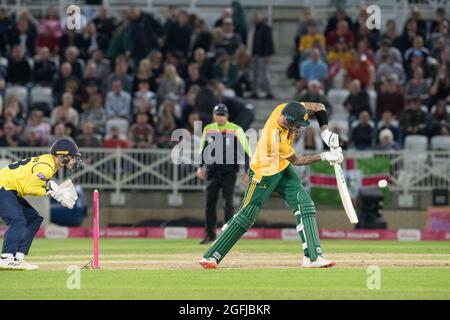 Nottingham, Nottinghamshire, Inghilterra, Regno Unito. 25 ago 2021. Alex Hales batte per i Notts Outlaws nelle finali del quartiere T20 di Vitality Blast contro gli Hampshire Hawks al campo di cricket Trent Bridge illuminato a tarda sera. Credit: Alan Beastall/Alamy Live News. Foto Stock