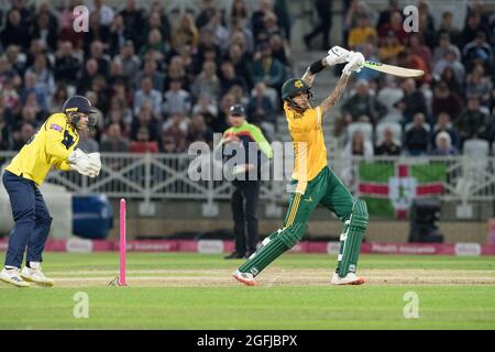 Nottingham, Nottinghamshire, Inghilterra, Regno Unito. 25 ago 2021. Alex Hales batte per i Notts Outlaws nelle finali del quartiere T20 di Vitality Blast contro gli Hampshire Hawks al campo di cricket Trent Bridge illuminato a tarda sera. Credit: Alan Beastall/Alamy Live News. Foto Stock