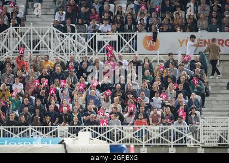 Nottingham, Nottinghamshire, Inghilterra, Regno Unito. 25 ago 2021. Gli spettatori si divertiranno a una partita di cricket illuminata durante le finali del quartiere Vitality Blast T20, Notts Outlaws contro gli Hampshire Hawks al Trent Bridge Cricket Ground. Credit: Alan Beastall/Alamy Live News. Foto Stock