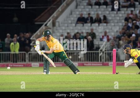 Nottingham, Nottinghamshire, Inghilterra, Regno Unito. 25 ago 2021. Ben Duckett batte per i Notts Outlaws nelle finali del quartiere T20 di Vitality Blast contro gli Hampshire Hawks al campo di cricket Trent Bridge illuminato a tarda sera. Credit: Alan Beastall/Alamy Live News. Foto Stock