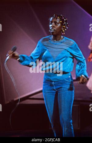 Madeline Bell, amerikanische Soul-Sängerin, bei einem Auftritt circa 1976. Madeline Bell, cantante di anima americana, spettacolo circa 1976. Foto Stock