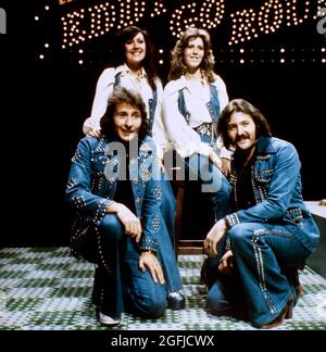 The Brotherhood of Man, britische Pop Gruppe, Lee Sheridan, Nicky Stevens, Sandra Stevens, Martin Lee, Bild circa 1979. The Brotherhood of Man, British Pop Group, in senso orario: Lee Sheridan, Nicky Stevens, Sandra Stevens, Martin Lee, foto circa 1979. Foto Stock