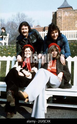 The Brotherhood of Man, britische Pop Gruppe, Nicky Stevens, Lee Sheridan, Martin Lee, Sandra Stevens, Bild circa 1976. The Brotherhood of Man, British Pop Group, in senso orario: Nicky Stevens, Lee Sheridan, Martin Lee, Sandra Stevens, foto circa 1976. Foto Stock