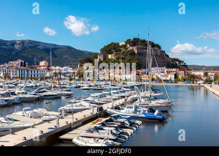 Spagna, Denia: Località balneare sul Mar Mediterraneo, provincia di Alicante. Barche e yacht nel porto turistico e il castello sulla scogliera Foto Stock