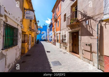 Spagna, Denia: Località balneare sul Mar Mediterraneo, provincia di Alicante. Corsia in città e facciate colorate di case Foto Stock