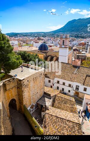 Spagna, Denia: Località balneare sul Mar Mediterraneo, provincia di Alicante. Panoramica della città dal castello Foto Stock