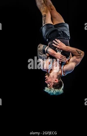 Melbourne, Australia. 14 dicembre 2014. Ginnastica olandese Casimir Schmidt capovolta durante la Coppa del mondo di ginnastica a Melbourne. (Foto di Alexander Bogatirev/SOPA Image/Sipa USA) Credit: Sipa USA/Alamy Live News Foto Stock