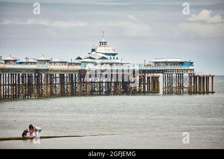 Llandudno città costiera nel Galles del nord, molo vittoriano nel Mare del Nord Foto Stock