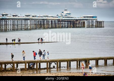 Llandudno città costiera nel Galles del nord, molo vittoriano nel Mare del Nord Foto Stock