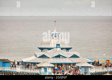 Llandudno città costiera nel Galles del nord, molo vittoriano nel Mare del Nord Foto Stock