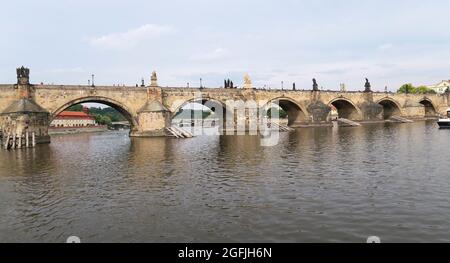 Ponte Carlo, fiume Moldava a Praga, Repubblica Ceca, 22 agosto 2021. (Foto CTK/Pavel Papprskar) Foto Stock