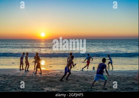 Myanmar (ex Birmanie). Ngapali. Stato di Arakan. Campo da golf Bengala. I ragazzi giocano a calcio sulla spiaggia Foto Stock