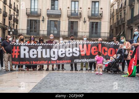 Barcellona, Spagna. Agosto 25 2021: I manifestanti sono visti con un segno che dice, rifugiati Benvenuto. L'associazione afghana di Barcellona ha dimostrato di fronte al Generalitat di Catalogna di chiedere al governo la protezione e l'evacuazione delle loro famiglie rimaste in Afghanistan. Credit: DAX Images/Alamy Live News Foto Stock