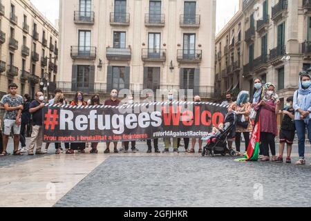 Barcellona, Spagna. Agosto 25 2021: I manifestanti sono visti con un segno che dice, rifugiati Benvenuto. L'associazione afghana di Barcellona ha dimostrato di fronte al Generalitat di Catalogna di chiedere al governo la protezione e l'evacuazione delle loro famiglie rimaste in Afghanistan. Credit: DAX Images/Alamy Live News Foto Stock