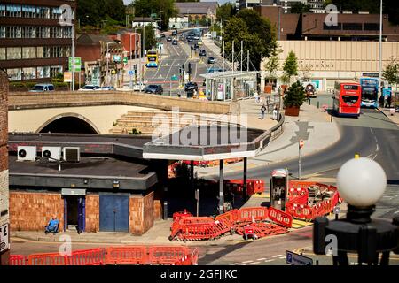 Stockport Wellington Road e la trafficata linea di autobus 192 e l'ingresso Merseyway alla stazione degli autobus Foto Stock