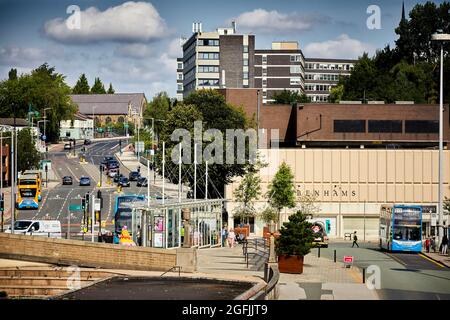 Stockport Wellington Road e la trafficata linea di autobus 192 e l'ingresso Merseyway alla stazione degli autobus e Debenhams Foto Stock
