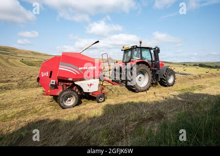 Produzione di balle di grandi dimensioni con un trattore Massey Ferguson a Malham Moor, agosto 2021 Foto Stock