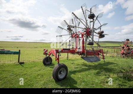 Il rastrello rotante Massey Ferguson RK 802 TRC si distingue contro il cielo parcheggiato a Malham Moor nel North Yorkshire Foto Stock