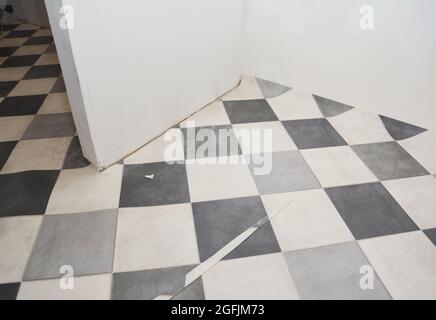 Le camere sono rinnovate con pavimento in linoleum, pavimento in vinile con  effetto mattonelle bianche e nere usando metro a nastro Foto stock - Alamy