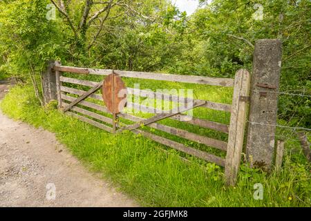 Cancello di attraversamento di vecchio livello su una linea ferroviaria abbandonata vicino a Llanystumdwy Galles del Nord Foto Stock