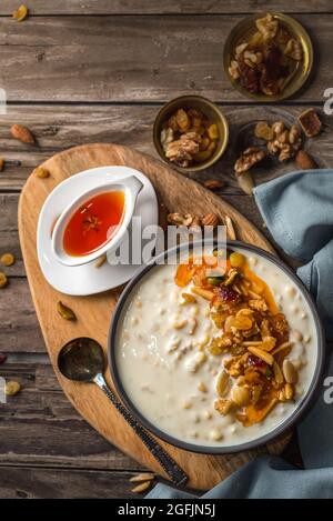 Il budino di Ashure o Noah è un dessert islamico fatto di grani, frutta, frutta secca e noci. Foto Stock