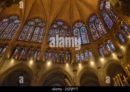 Troyes (Francia nord-orientale): Vetrate colorate all'interno della Cattedrale di Troyes (“Cattedrale di Saint Pierre e Saint Paul de Troyes”) dedicata a Santa PE Foto Stock