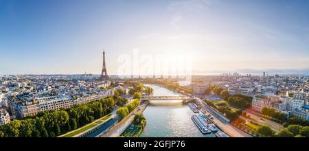 Panorama aereo di Parigi con la Senna e la Torre Eiffel, Francia. Romantica destinazione di vacanza estiva. Vista panoramica sulla storica Parisi Foto Stock