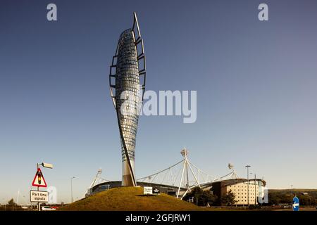 The Spirit of Sport Sculpture on De Haviland Way, Horwich, Lancashire, adiacente allo stadio della squadra di calcio di Bolton Wanderer Foto Stock