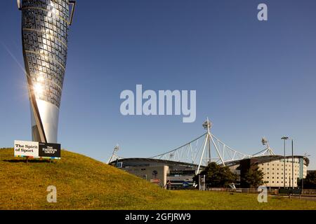 The Spirit of Sport Sculpture on De Haviland Way, Horwich, Lancashire, adiacente allo stadio della squadra di calcio di Bolton Wanderer Foto Stock