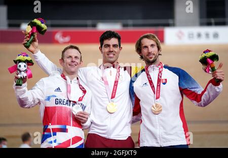 File photo datato 26-08-2021 della Spagna Alfonso Cabello Llamas (centro) celebra con la sua medaglia d'oro dopo aver lucidato il cronometro da 1000 metri C4-5 uomo accanto al secondo posto britannico Jody Cundy (a sinistra) con la sua medaglia d'argento e terzo posto Slovacchia Jozef Metelka con la sua medaglia di bronzo durante il secondo giorno di I Giochi Paralimpici di Tokyo 2020 al velodromo di Izu in Giappone. Data foto: Giovedì 26 agosto 2021. Data di emissione: (Inserire la data qui). Foto Stock