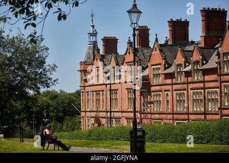 Punto di riferimento del centro città di Wigan, Lancashire, The Old Courts Gerrard Winstanley House, Crawford Street e Church Gardens Foto Stock