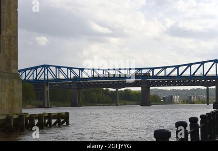 NEWCASTLE. TYNE e USURA. INGHILTERRA. 05-27-21. Un treno della metropolitana che attraversa il ponte sul fiume Tyne. Il ponte collega Newcastle con Gateshead. Foto Stock