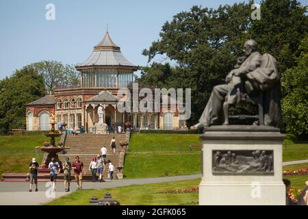 Wigan Mesnes Park, padiglione ottagonale vittoriano, il monumento commemorativo alla Guerra dei Boeri, la fontana di Coalbrookdale, la statua di Sir Francis Powell Foto Stock