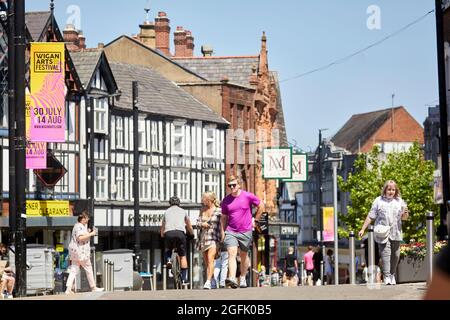 Centro di Wigan, Lancashire, negozi e negozi lungo la piazza pedonale del mercato e Standishgate Foto Stock