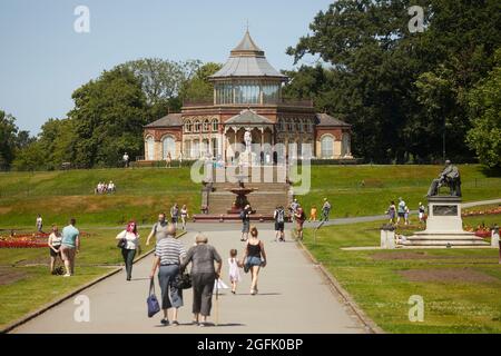 Wigan Mesnes Park, padiglione ottagonale vittoriano, il monumento commemorativo alla Guerra dei Boeri, la fontana di Coalbrookdale, la statua di Sir Francis Powell Foto Stock